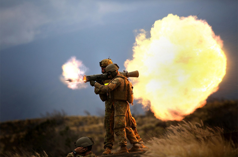 ทหาร Australia กำลังยิง 84 mm M3 Carl Gustave rocket launcher at Range 10, Pohakuloa Training Area, Hawaii