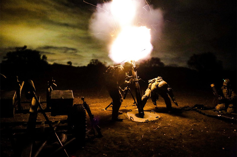 U.S. Army Rangers กำลังยิง 120 mm mortar ระหว่างฝึกซ้อมกลยุทธ์ที่ Camp Roberts, Calif