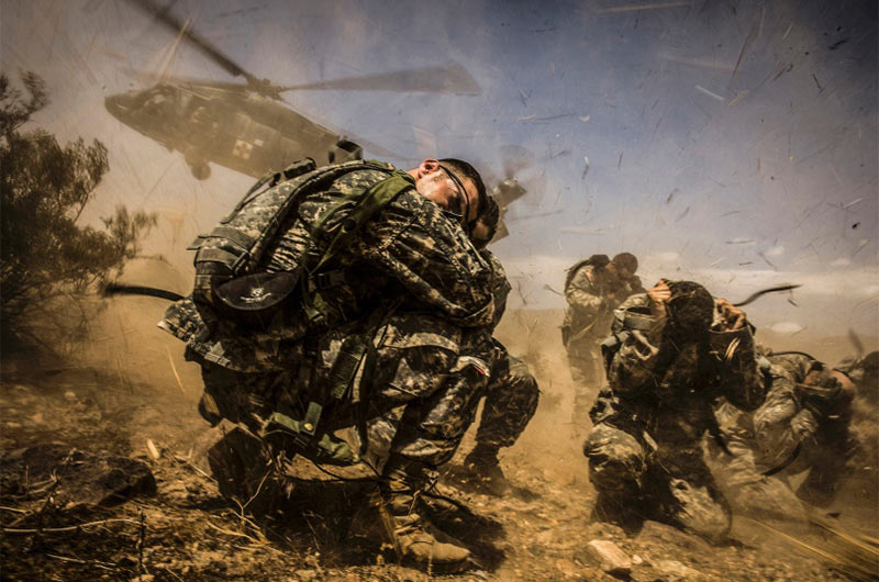 U.S. Army กำลังรอขึ้น Black Hawk เพื่อไปฝึกโหด ทั้งการเอาตัวรอด ความอดทน ที่ National Training Center 