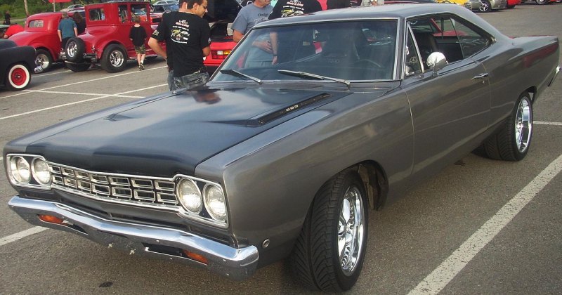 1280px-'68_Plymouth_Road_Runner_(Les_chauds_vendredis_'10)