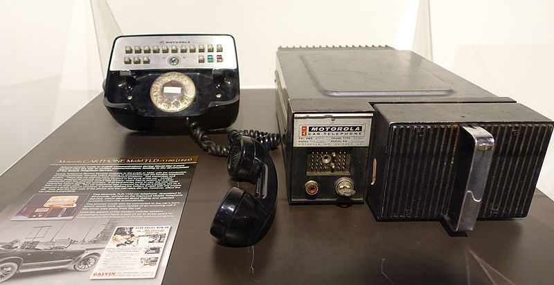 Motorola_Carphone_Model_TLD-1100,_1964,_view_1_-_National_Electronics_Museum_-_DSC00184