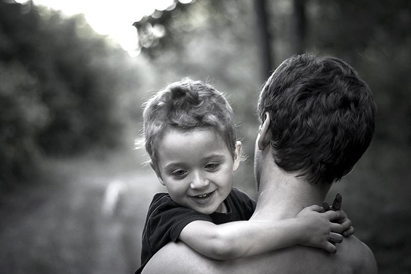 dad-and-son-carry