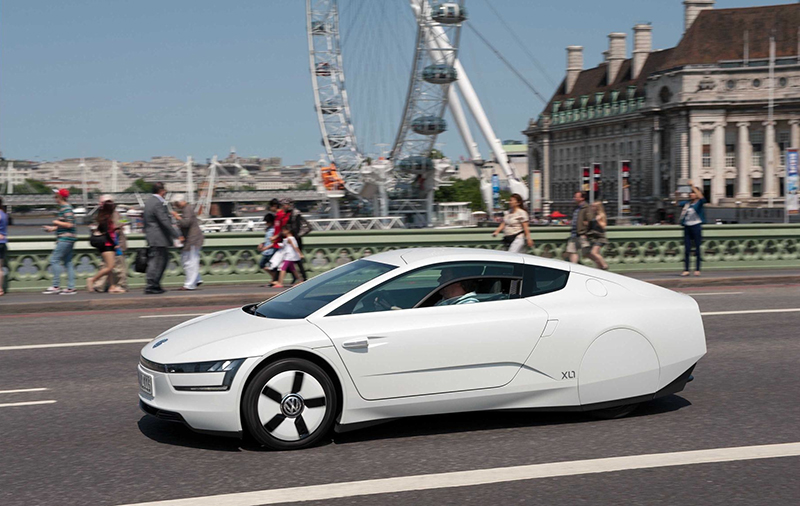 volkswagen-xl1-hybrid-visits-london-video-photo-gallery_7