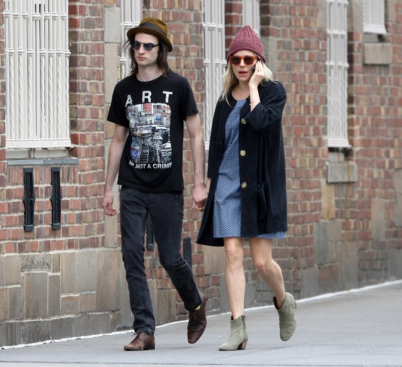 Sienna-Miller-Tom-Sturridge-Holding-Hands-NYC