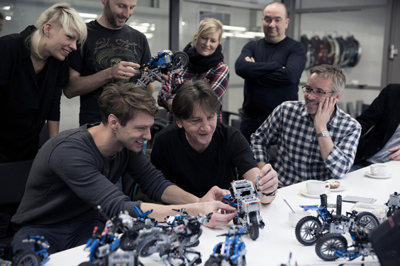 bmw-motorrad-lego-technic-hover-ride-design-concept-designboom-08