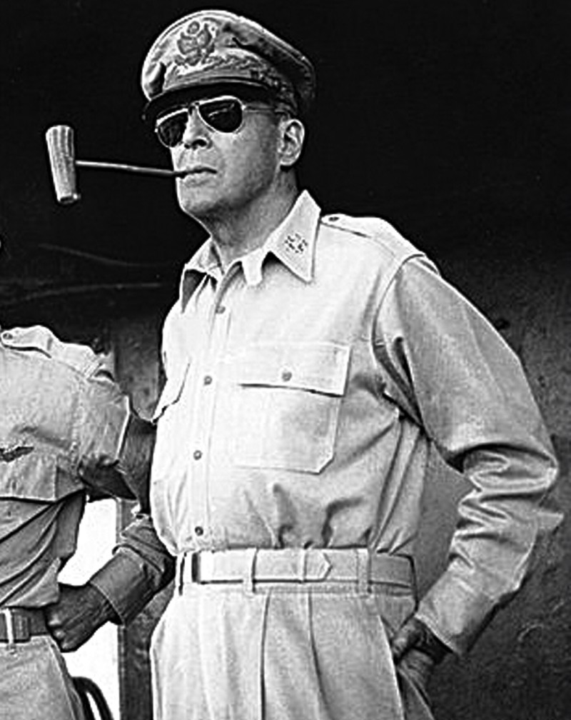 Gen.-MacArthur-w-aviatorach