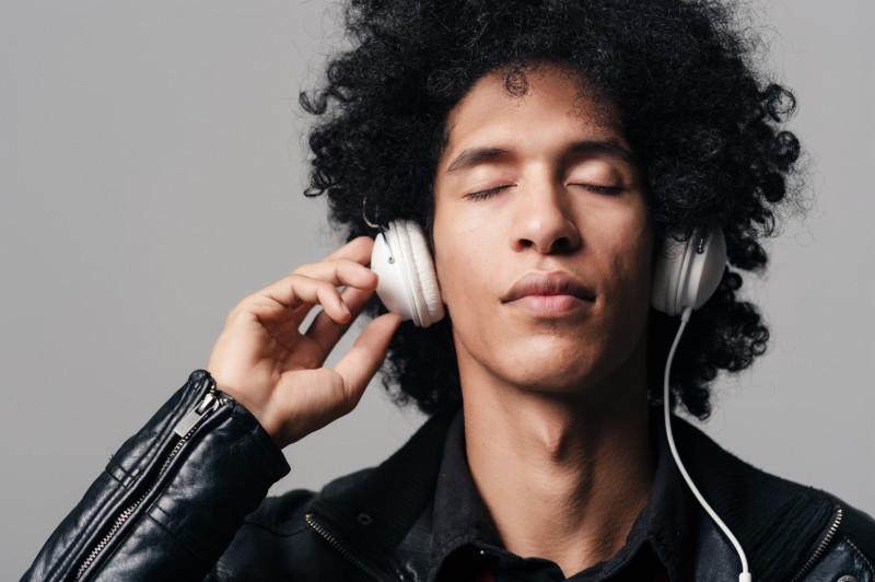 guy-listening-to-music