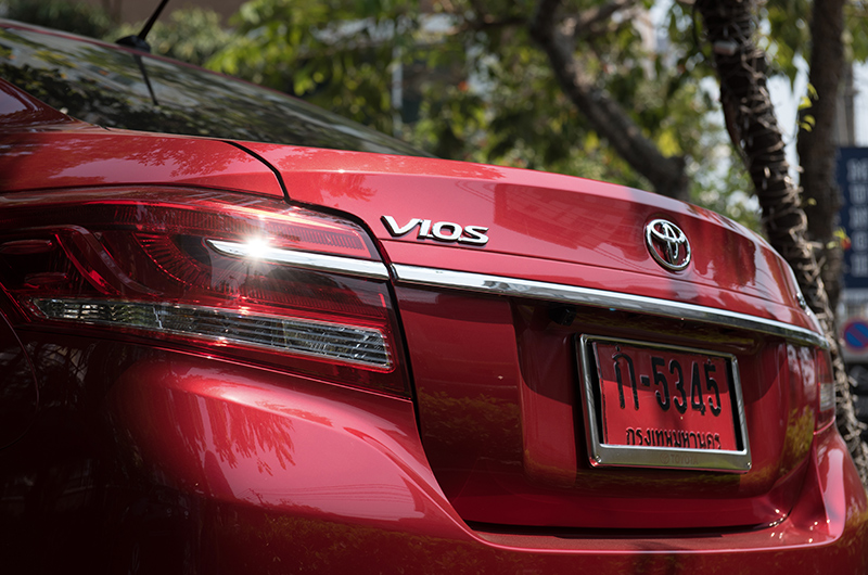 NEW TOYOTA VIOS 2017 : คิ้วฝากระโปรงท้ายตกแต่งด้วยแถบโครเมียมดีไซน์ใหม่