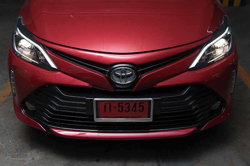 NEW TOYOTA VIOS 2017 : ดีไซน์ใหม่ สปอร์ตพรีเมียม เพิ่มความเป็น sporty ด้วยกระจังหน้าดีไซน์ใหม่สีเทาดำ เมทัลลิก