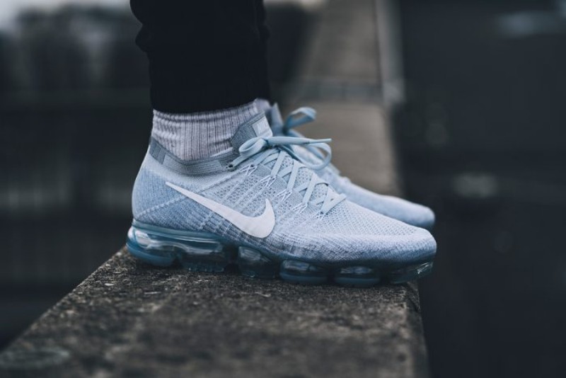 ballNIKE-AIR-VAPORMAX-PURE-PLATINUM-ON-FEET-8-700x468-08